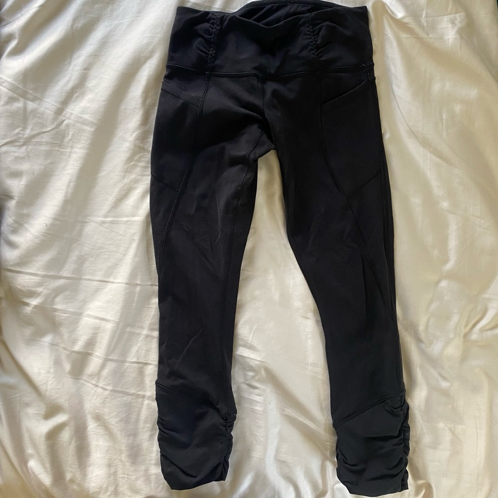 Lululemon mid-rise cropped legging with pockets and ruched detail